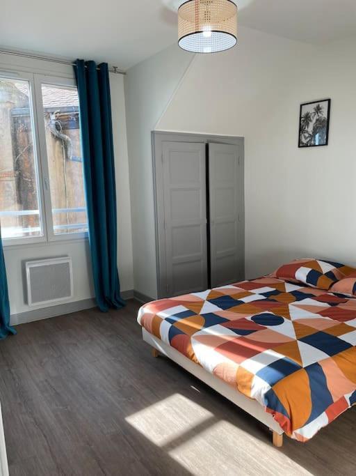 T2 4 Pers Face Gare Sncf Appart Hotel Le Cygne 6 Bourges Kültér fotó